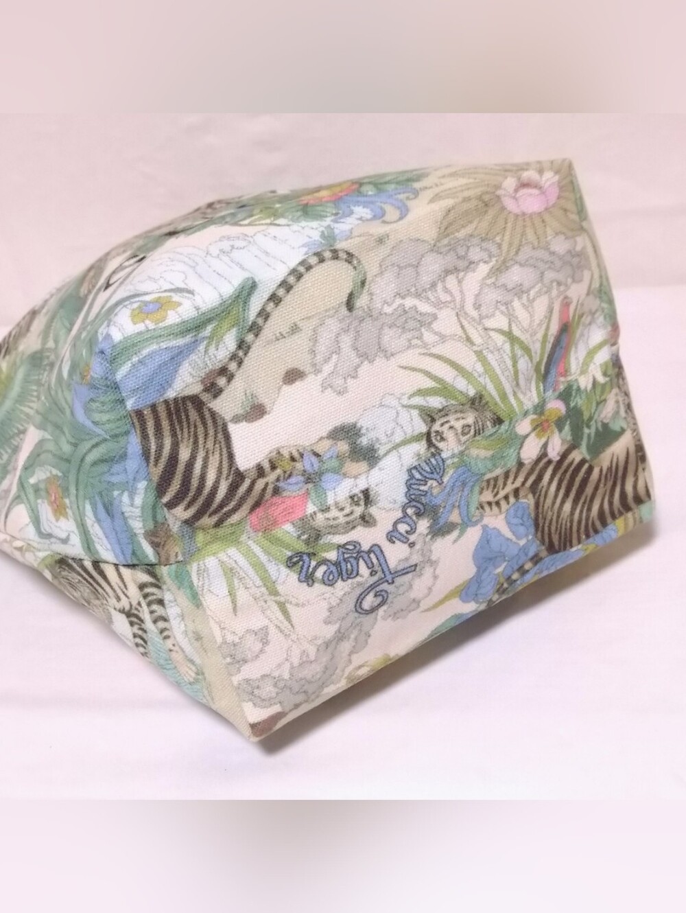 NEW GUCCI Beauty Line 2022 Multicolor Tiger Print Tote Bag! - Picture 6 of 9